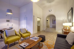 Appartement, 2 chambres | Coin séjour | Télévision à écran plat