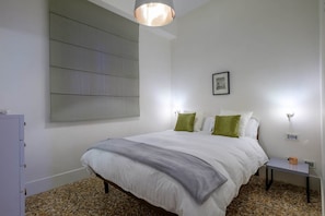 Apartamento, 2 habitaciones | 2 dormitorios, escritorio, cortinas opacas