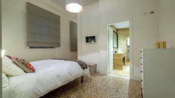 2 chambres, bureau, rideaux occultants, fer et planche Ă repasser