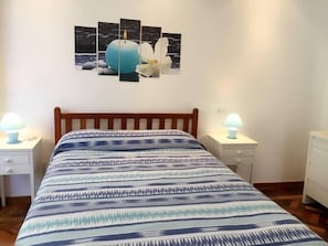 Apartamento, 2 camas de casal | 2 quartos, escrivaninha, ferros/tábuas de passar roupa
