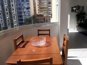 Apartamento, 2 camas de casal | Opções para refeição no quarto