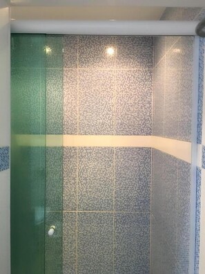 Apartamento, 2 camas de casal | Chuveiro