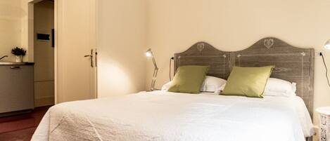 2 عدّة غرف نوم ومكتب وستائر تعتيم ومكواة/لوح كي