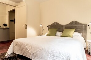 2 bedrooms, desk, blackout curtains, iron/ironing board - Kandinskij House (Venice)