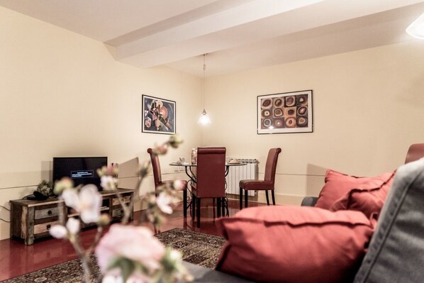 Appartement, 2 chambres | 2 chambres, bureau, rideaux occultants, fer et planche à repasser