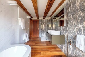 Luxury Apartment, 2 Bedrooms | Bathroom - Palazzo Ca' Moro apartments (Venice)