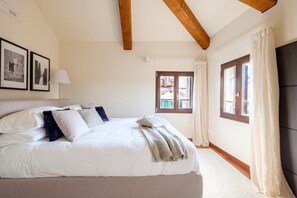 Apartemen Superior, 2 kamar tidur | 2 kamar tidur, brankas, meja kerja, dan tirai kedap cahaya
