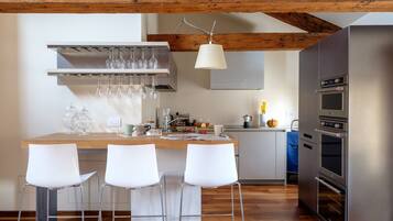 Appartamento Superior, 2 camere da letto | Cucina privata | Frigorifero con congelatore, microonde, forno, piano cottura
