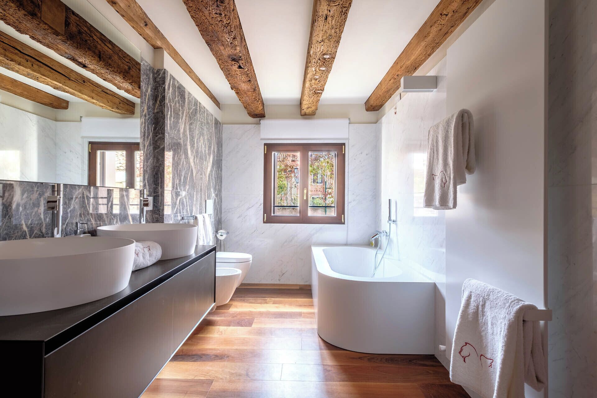 Luxe appartement, 2 slaapkamers | Badkamer | Een douche, een haardroger, een bidet, handdoeken