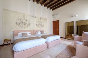 2 bedrooms, in-room safe, desk, blackout curtains - Palazzo Ca' Moro apartments (Venice)