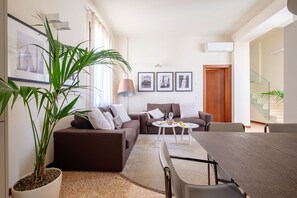Luxe appartement, 3 slaapkamers | Woonruimte | Een 42-inch flatscreentelevisie met kabelzenders en een televisie