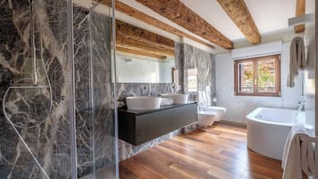 Luxury Apartment, 2 Bedrooms | Bathroom | Shower, hair dryer, bidet, towels