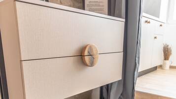 Suite estudio urbana | Escritorio, tabla de planchar con plancha, wifi gratis y ropa de cama
