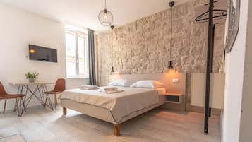 Suite estudio urbana | Escritorio, tabla de planchar con plancha, wifi gratis y ropa de cama