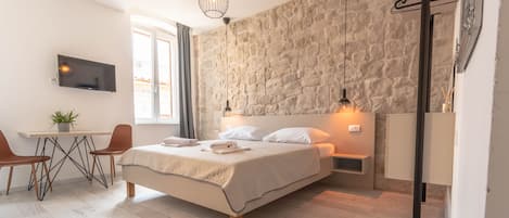 Escritorio, tabla de planchar con plancha, wifi gratis y ropa de cama