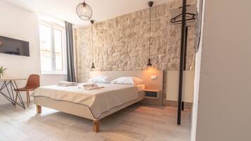 Suite estudio urbana | Escritorio, tabla de planchar con plancha, wifi gratis y ropa de cama