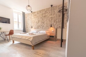 City Studio Suite | Desk, iron/ironing board, free WiFi, bed sheets