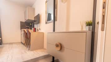 Suite estudio urbana | Escritorio, tabla de planchar con plancha, wifi gratis y ropa de cama