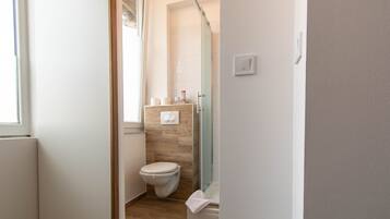 Suite estudio urbana | Baño | Regadera, secadora de cabello, toallas, jabón