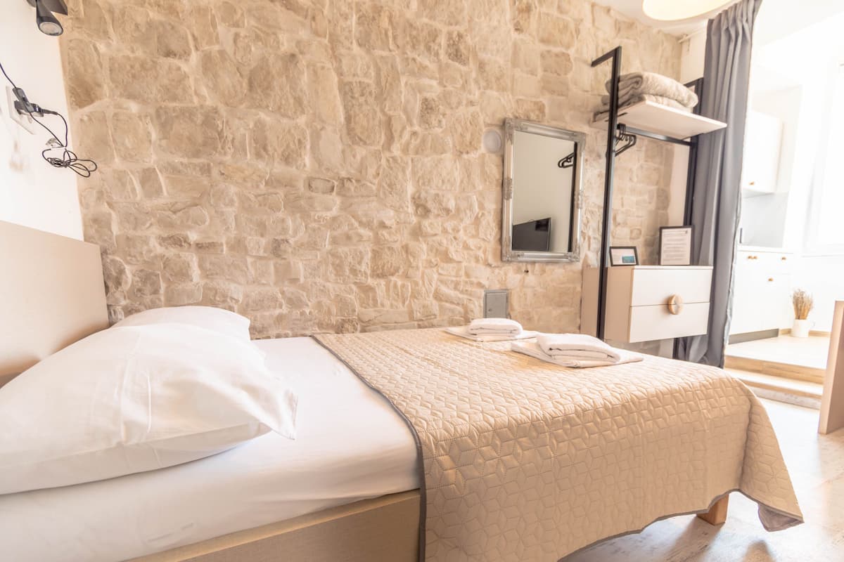 Suite estudio urbana | Escritorio, tabla de planchar con plancha, wifi gratis y ropa de cama