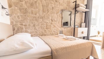 Suite estudio urbana | Escritorio, tabla de planchar con plancha, wifi gratis y ropa de cama