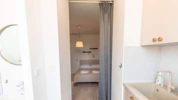 Suite estudio urbana | Escritorio, tabla de planchar con plancha, wifi gratis y ropa de cama