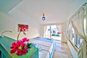 Vila | 3 quartos, cofres nos quartos, escrivaninha