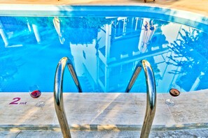 Outdoor pool, pool umbrellas, sun loungers - Villa Su (Kas)