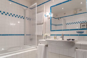 Apartment, 3 Bedrooms, Terrace | Bathroom | Combined shower/bathtub, deep-soaking bathtub, rainfall showerhead - Accademia Terrazza (Venice)