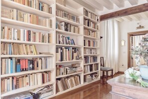 Uma biblioteca com várias estantes repletas de livros.