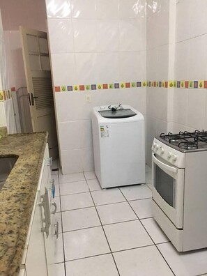 Apartamento | Cozinha privada | Geladeira grande, micro-ondas, fogão, cooktop