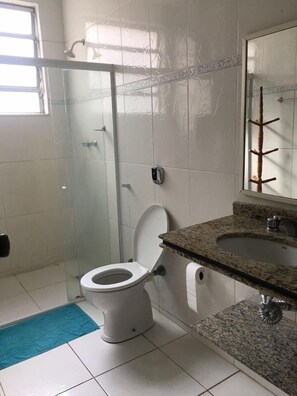Apartment | Badezimmer | Dusche, Handtücher