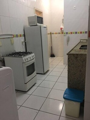 Apartamento | Cozinha privada | Geladeira grande, micro-ondas, fogão, cooktop