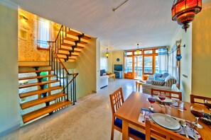 Villa | Essbereich im Zimmer