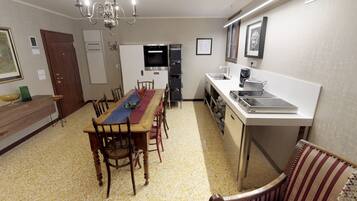 Lemari es besar, microwave, oven, dan kompor
