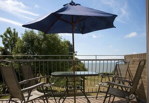 Terrace/patio - Woodcliffe Holiday Apartments (Ventnor)