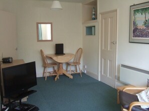 Iron/ironing board, free WiFi, bed sheets - Woodcliffe Holiday Apartments (Ventnor)