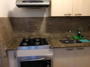 Apartamento | Cozinha privada | Geladeira grande, fogão, cooktop, talheres/pratos/utensílios de cozinha