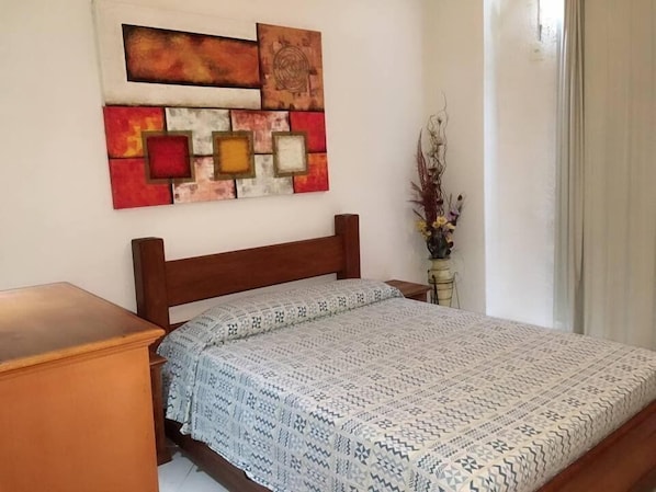Apartment | Blackout drapes, iron/ironing board, free WiFi, bed sheets
