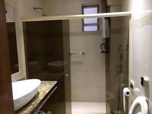 Apartamento | Banheiro | Chuveiro, toalhas de banho