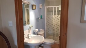 Shower, free toiletries, hair dryer, towels - Hosefield Bed and Breakfast (Ellon)
