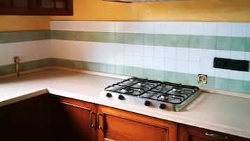 apartman, 1 hálószobával, terasz | Privát konyha | Nagyméretű hűtő/fagyasztó, főzőlap és főzőedények/tányérok/evőeszközök