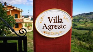 A sign with "Villa Agreste" on a red wall, indicating a villa's name. - Villa Agreste (Cupello)
