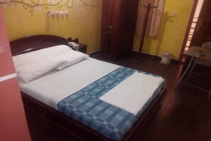 Shower, rainfall showerhead, towels - Hotel Le Bristol (Abidjan)