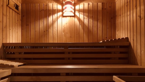 A wooden sauna with benches and a central light fixture. - Residence Privée - Spielberg Obdach (Obdach)