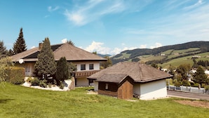 A rural house with a sloped roof, surrounded by a well-maintained lawn and a few trees. - Residence Privée - Spielberg Obdach (Obdach)