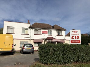 Fachada de la propiedad