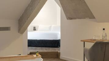 Un dormitorio con cama, escritorio y silla.