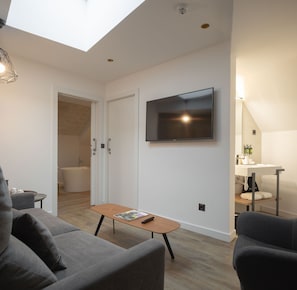 TAYKO TOWER SUITE | Living area | TV - Hotel Tayko Bilbao (Bilbao)