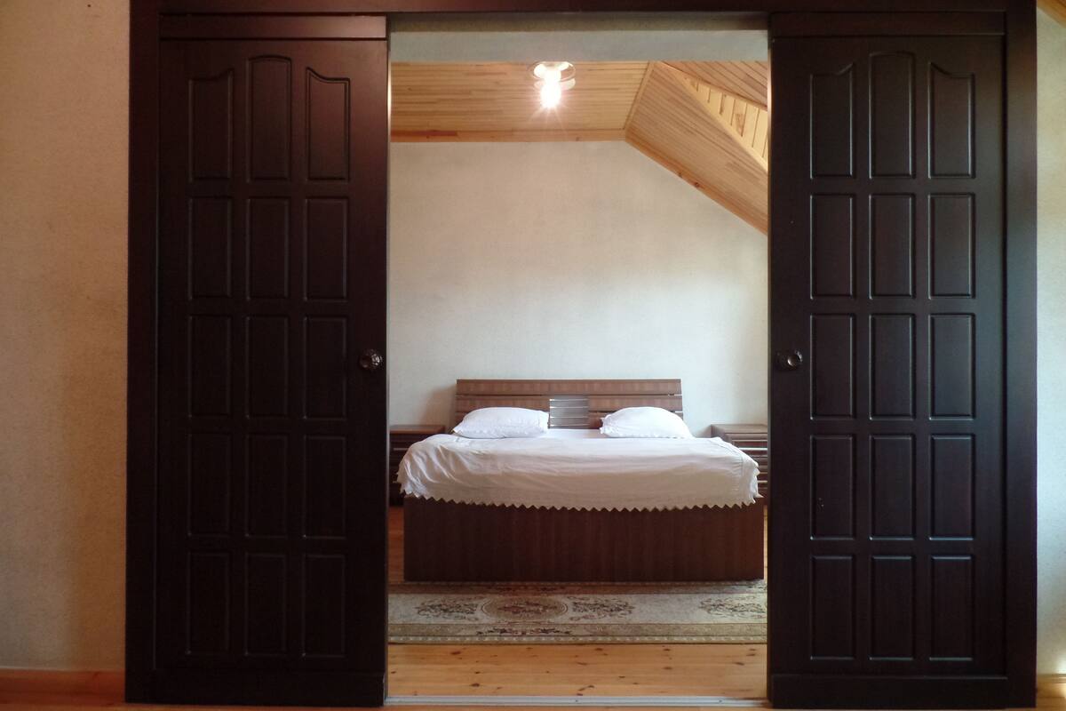 Luxury-Suite, Bergblick | Hochwertige Bettwaren, Daunenbettdecken, Verdunkelungsvorhänge